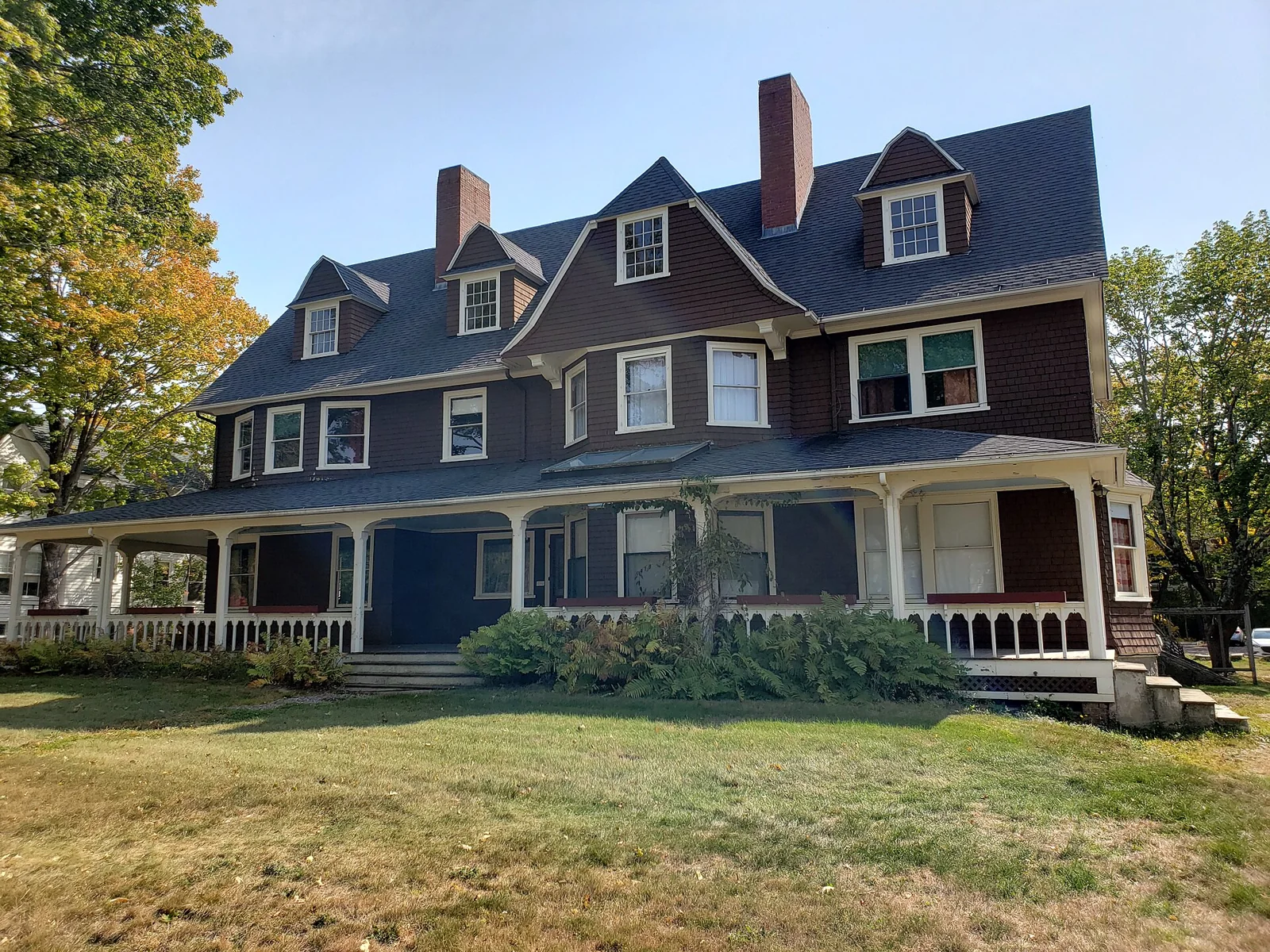 Exterior view of residential architecture in Maine