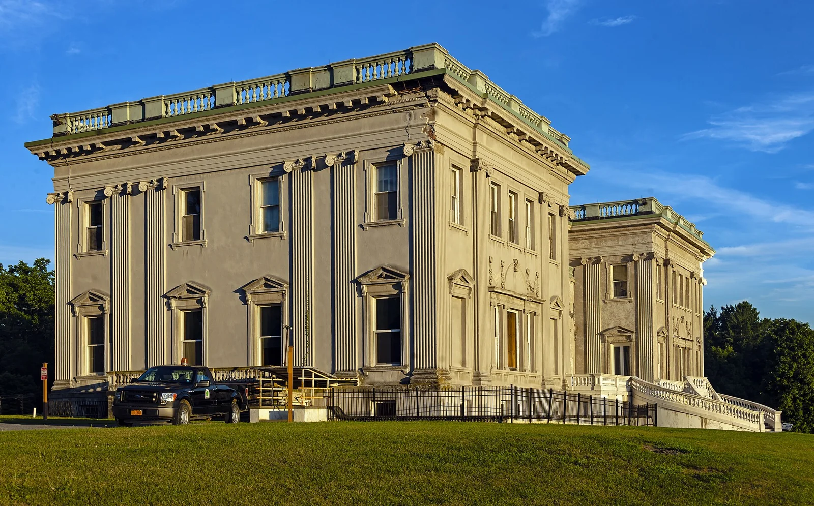 Exterior view of residential architecture in New York